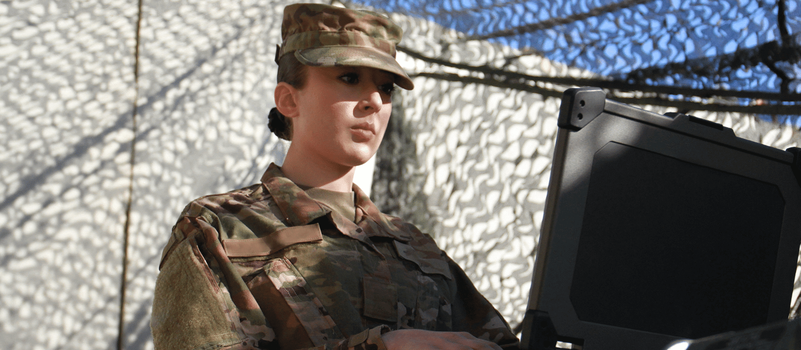 Female_soldier_using_laptop