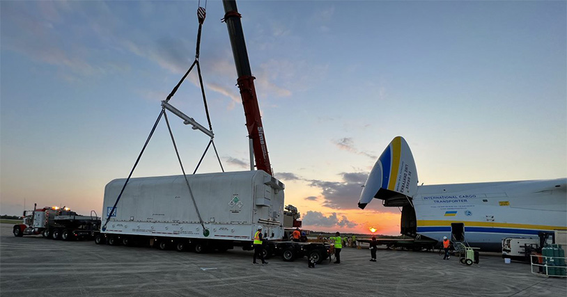 Desde la costa oeste a la costa espacial: Cómo transportar un enorme satélite a través de los EE. UU.