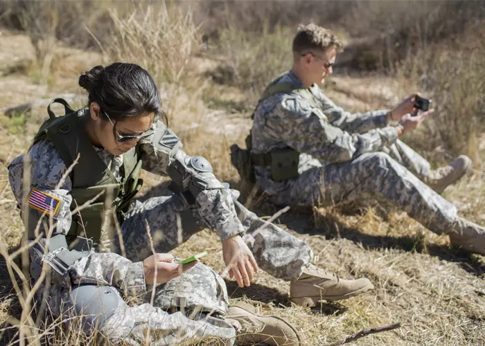 soliders using phones